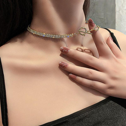 Unikt halsband med kedja och stora zirkon-stenar minimalistisk
