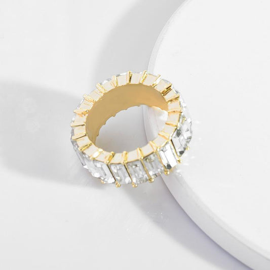 Vacker ring med rektangulära kristaller strass guld &amp; färg