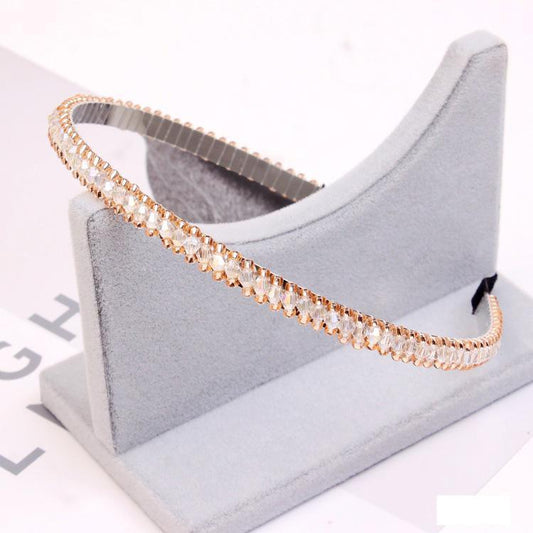 Vackert diadem med broderat strass i flera färger pärlor