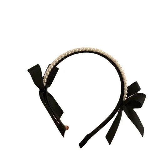 Vackert diadem med pärlor och svarta rosetter klassiskt