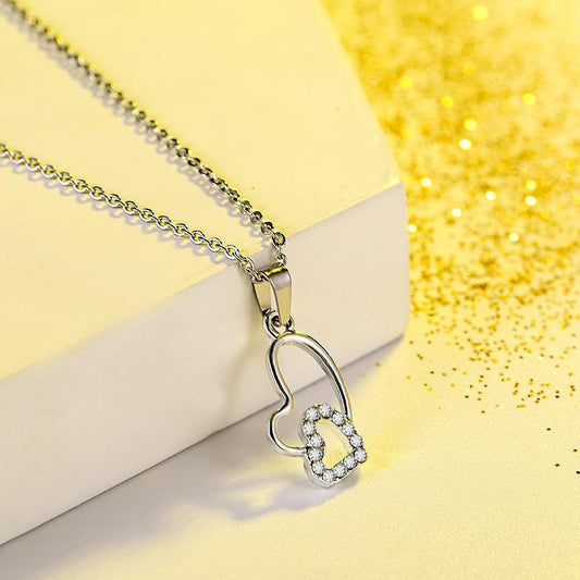 Vackert silverpläterat halsband med dubbla hjärtan m. strass