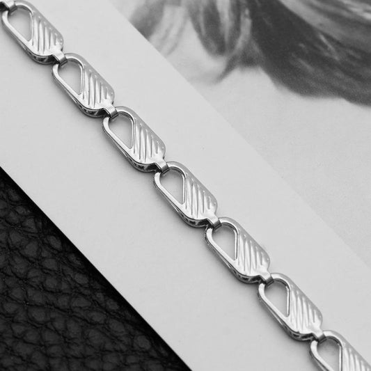 Välj bland flera modeller halsband kedjor i silver för män