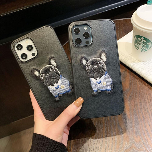 iPhone 12 & 12 Pro Fodral med broderad mops hund i konstläder