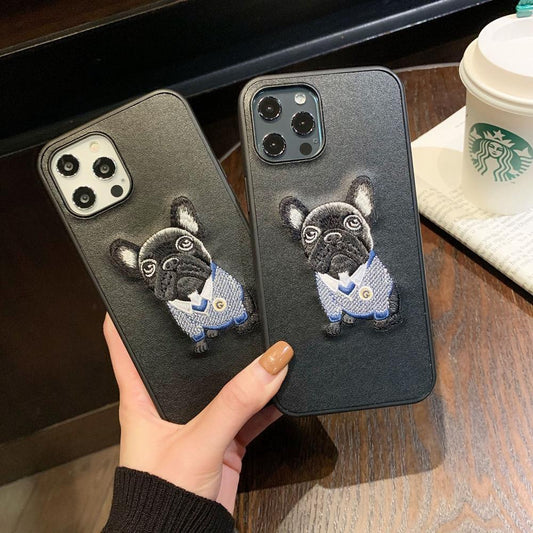 iPhone 12 & 12 Pro Skal med broderad mops konstgjort läder hund