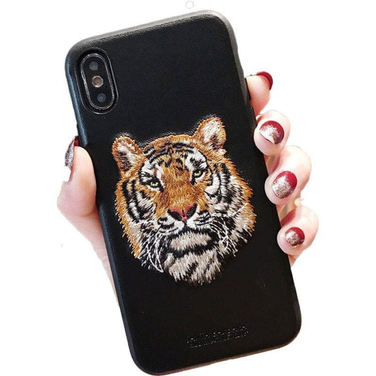 iPhone 13, Pro & Max svart broderat skal m tiger veganskt läder