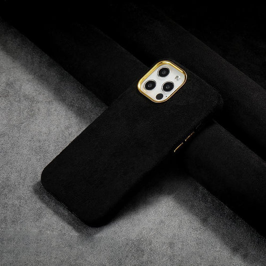 iPhone 13 Pro klassiskt skal i mocka och gulddetaljer