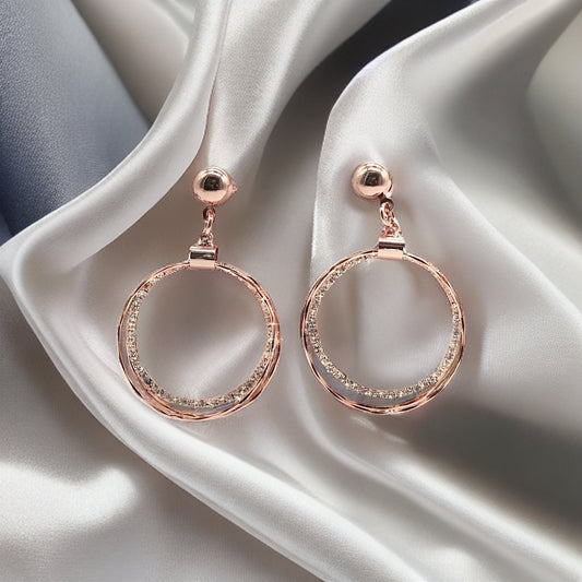 Örhängen med trippla ringar och strass för ett glamorös look i roseguld
