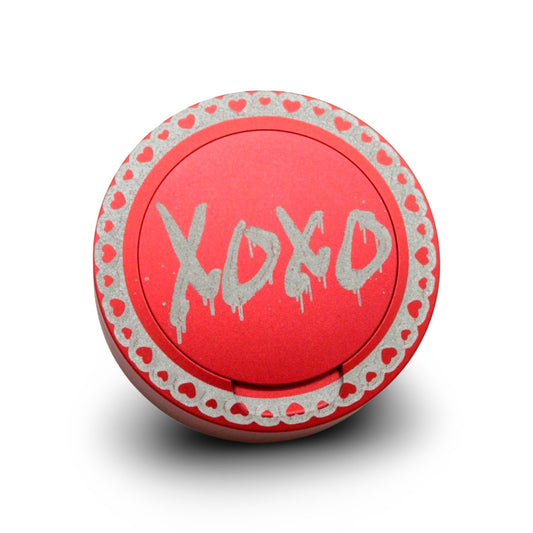 Snuff box in red aluminum for all snus - XOXO with hearts